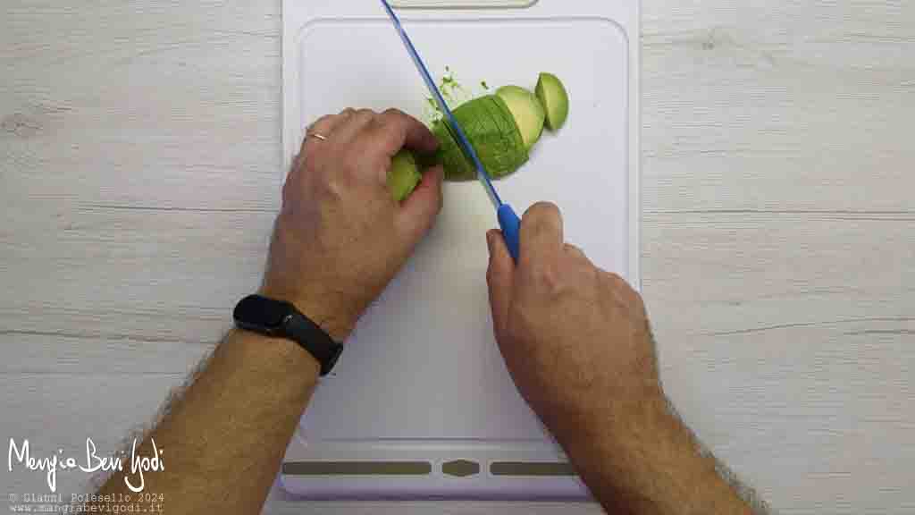 taglia l'avocado