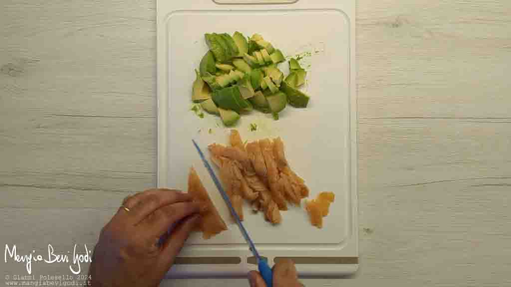 taglia il salmone affumicato