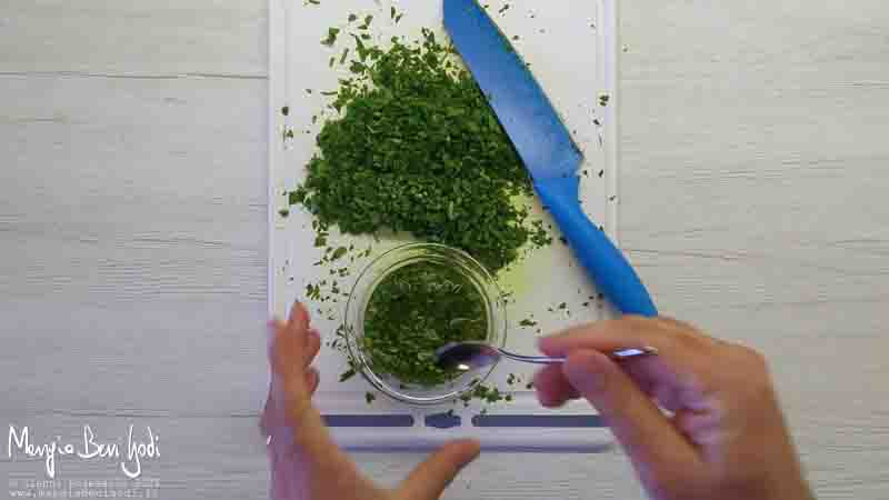 emulsione di aglio, olio e prezzemolo