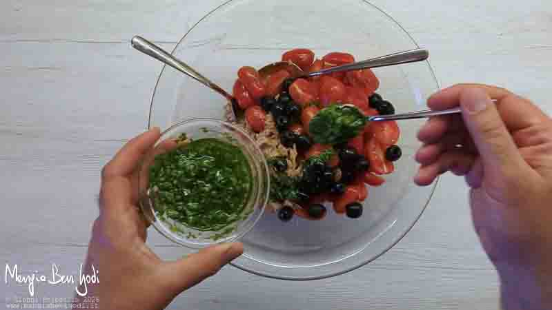 preparazione insalata di farro con tonno