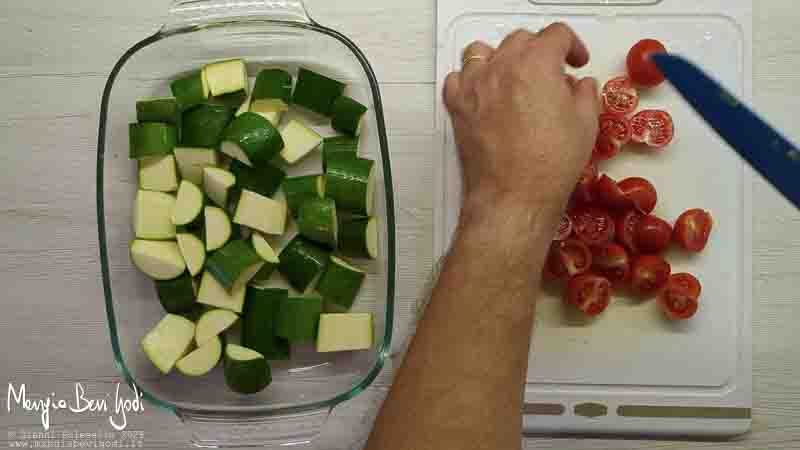 tagliare zucchine e pomodorini