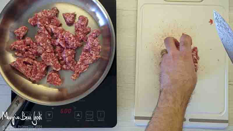 tagliare e rosolare la salsiccia