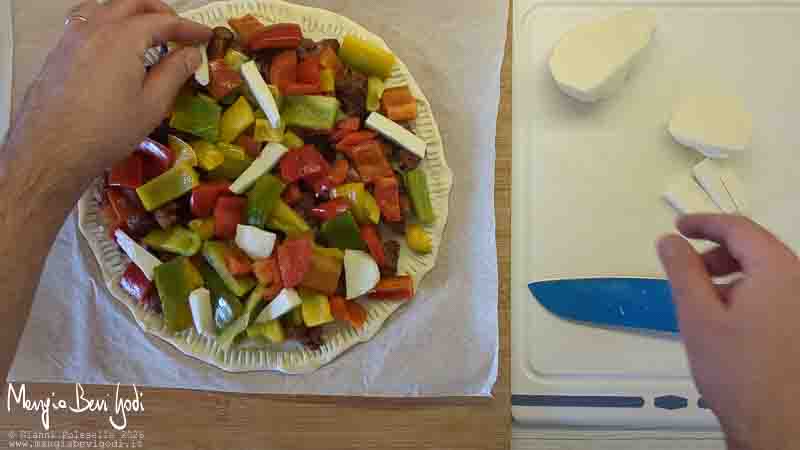 farcire la torta salata con salsiccia e peperoni