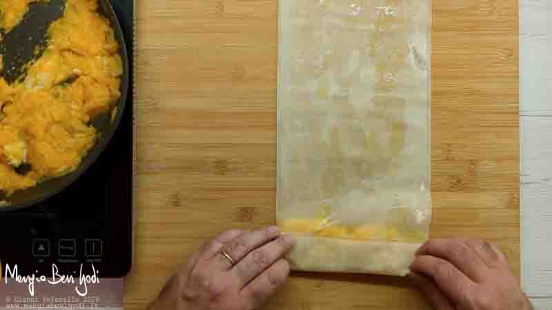arrotolare la pasta fillo attorno al ripieno