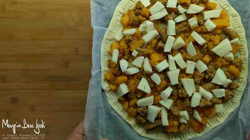 cottura torta salata con zucca e salsiccia