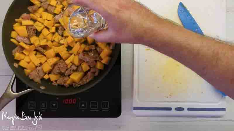 cottura salsiccia e zucca in padella