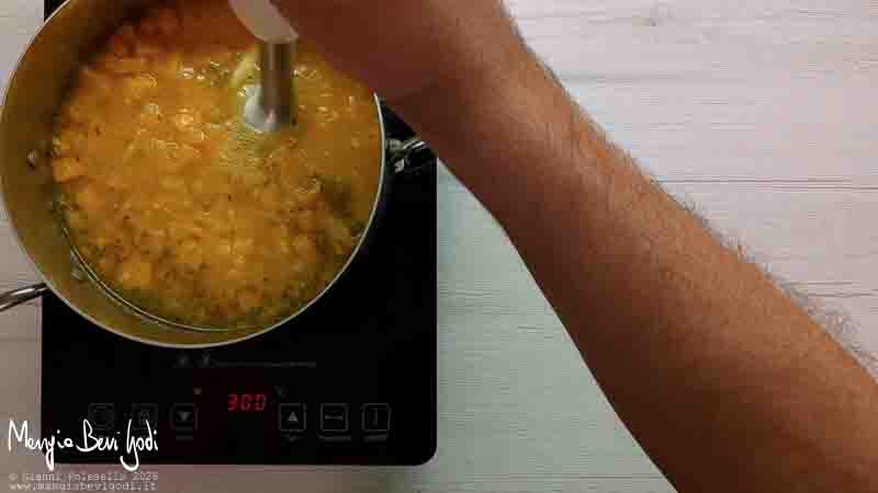 frullare la zuppa di zucca