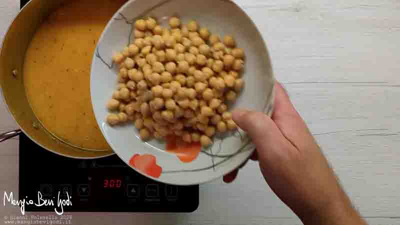 unire i ceci alla zuppa di zucca